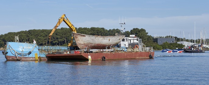 16_32035  ©Th.Martinez Sea&Co.   VANNES - FRANCE. 7 Juillet  2016. .America's Cup. Mise à l'eau de l'AC45 Turbo de Team France, à Vannes (FRA) au chantier Multiplast.