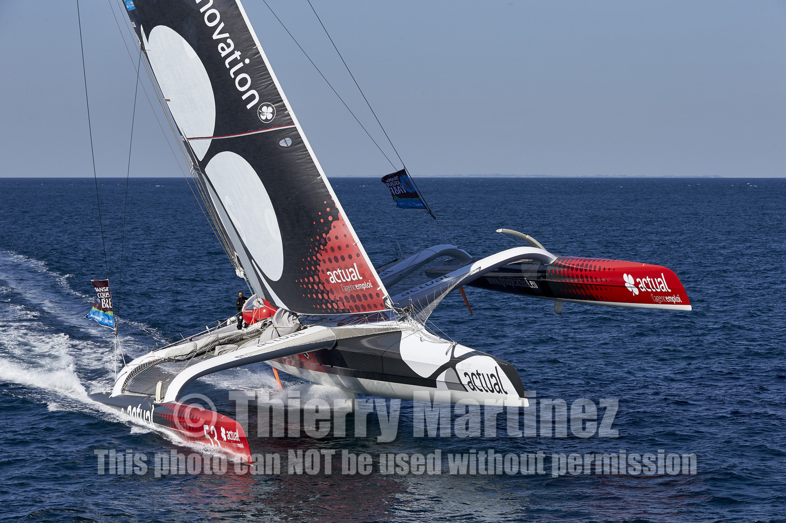 1ere images aériennes du trimaran Ultim ACTUAL  ,Yves Le Blevec skipper.