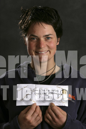 Ellen MacArthur Solo round the world record , finish(FRA)