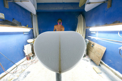 SHAPING A SURF BOARD.  NORTH SHORE (North Shore - Oahu Island - Hawaii-USA)