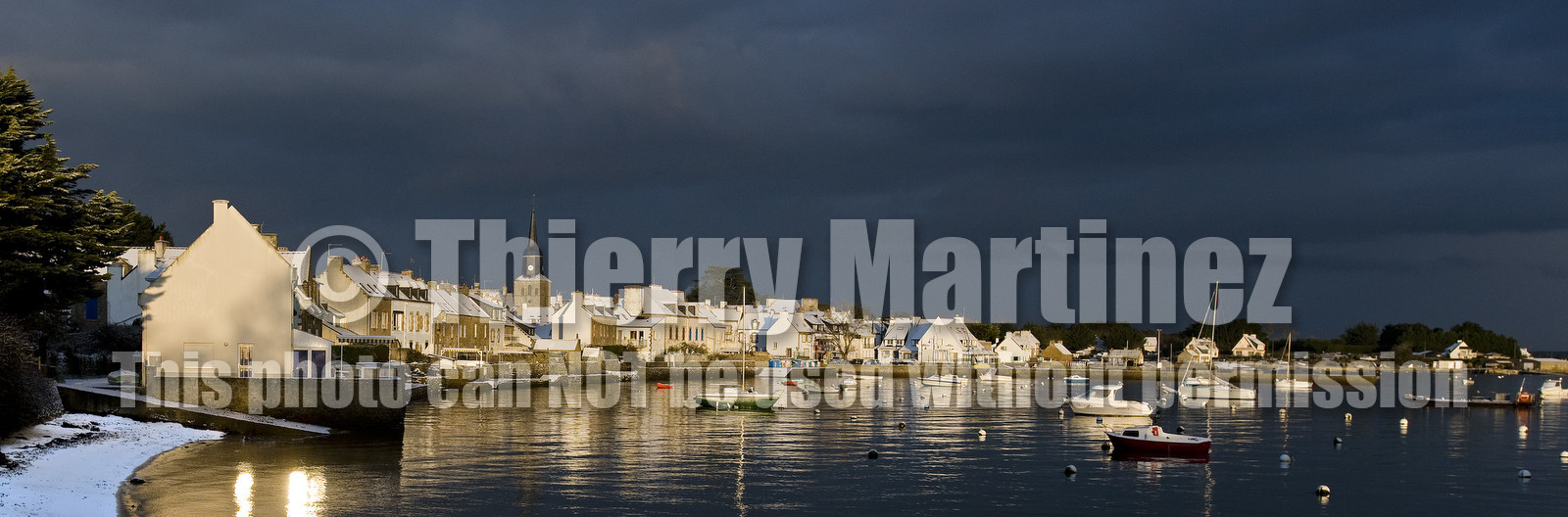 BRITTANY under snow. Locmariaquer.
