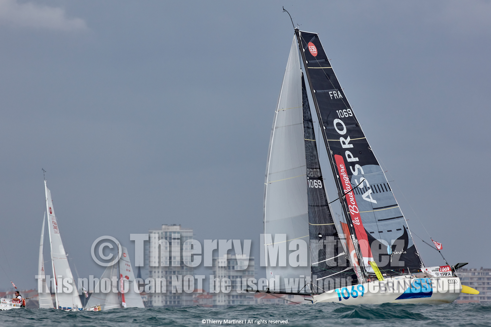 23_22578   © Thierry Martinez. LES SABLES D'OLONNE, 85 - FRANCE 25 septembre 2023.Départ MINI TRANSAT 2023. Départ du Dimanche 24 septembre retardé au Lundi 25 Sept .Les Sables d’Olonne (FRA)    Santa Cruz de la Palma ( Canaries)    St François ( Guadeloupe): 4050 NM.