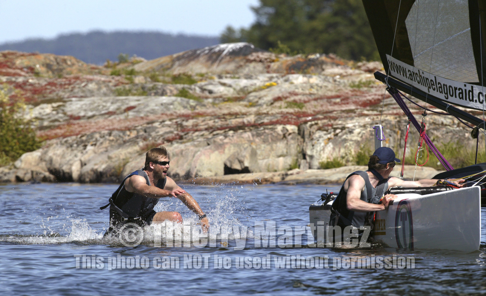 03_3055D © Th.Martinez,STOCKHOLM ARCHIPELAGO SWEDEN, 8 07 03-Archipelago Raid (2003)  Day 1..TIDERMANS  Anders Levander (SWE) waiting for Calle Hendix (SWE) running back to the boat after a check-point.