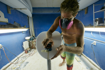 SHAPING A SURF BOARD.  NORTH SHORE (North Shore - Oahu Island - Hawaii-USA)