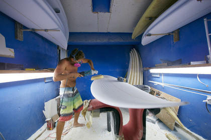 SHAPING A SURF BOARD.  NORTH SHORE (North Shore - Oahu Island - Hawaii-USA)