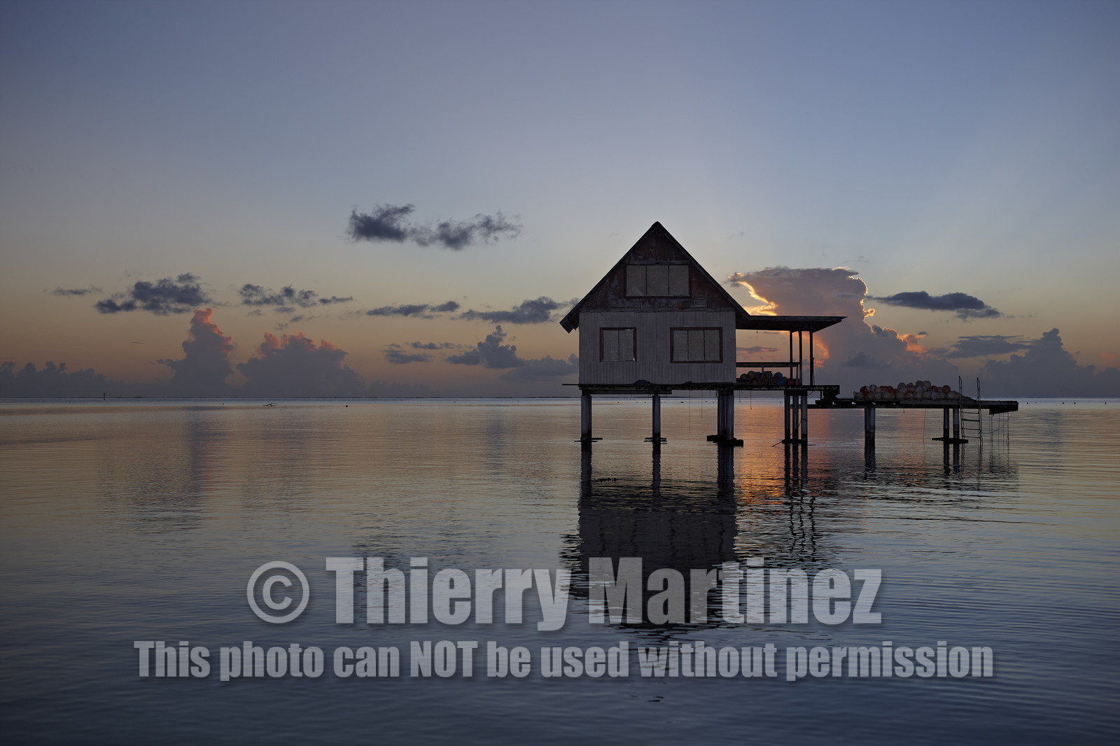 15_025694  ©ThMartinez Sea&Co.  RAIATEA - ILES SOUS LE VENT. POLYNESIE FRANCAISE .  2 Février 2015. ..Ferme perliere dans le lagon de Raiatea au couché du soleil.