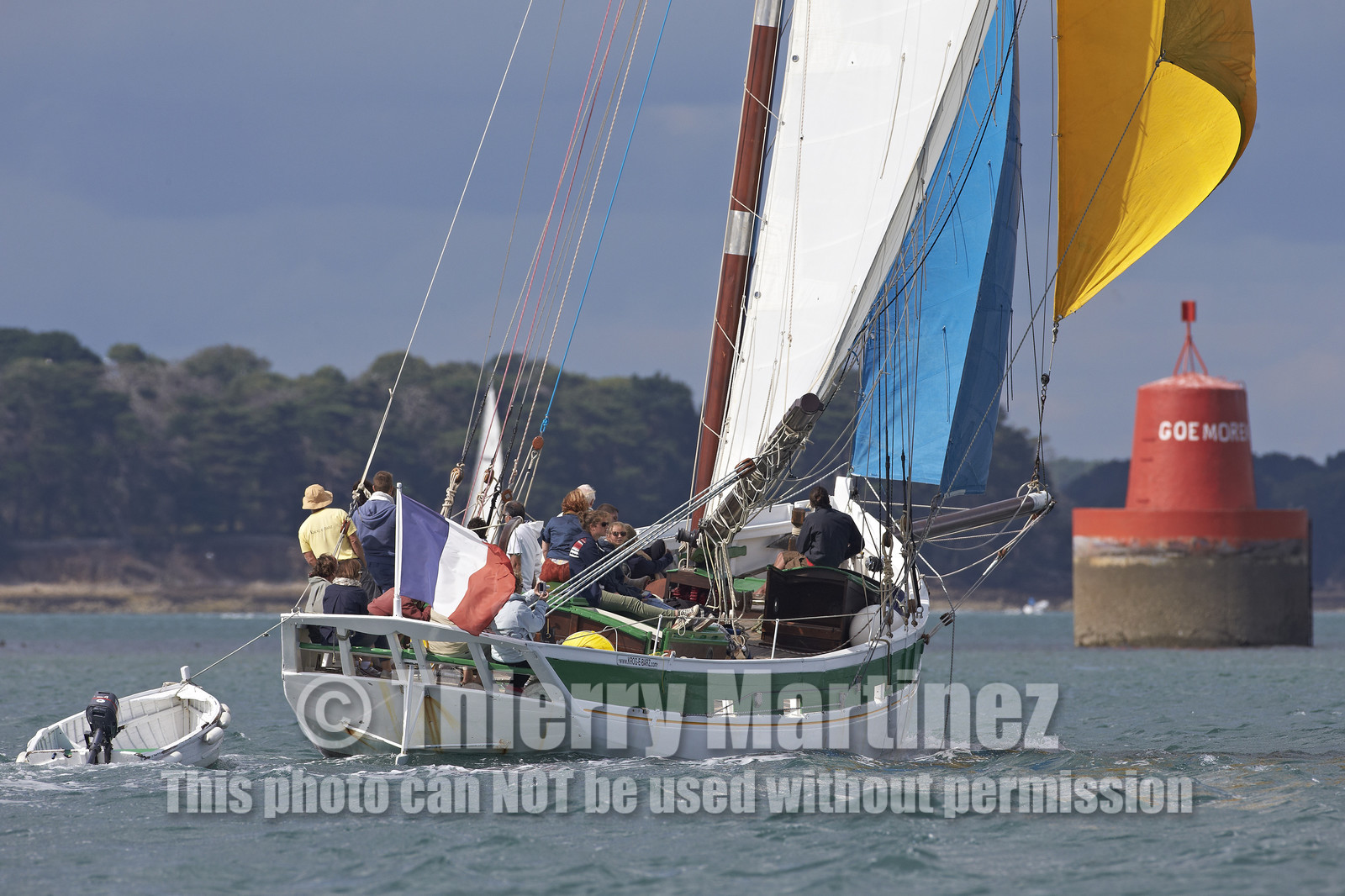 Langoustier  KROG E BARZ sous voile dans le golfe du Morbihan.