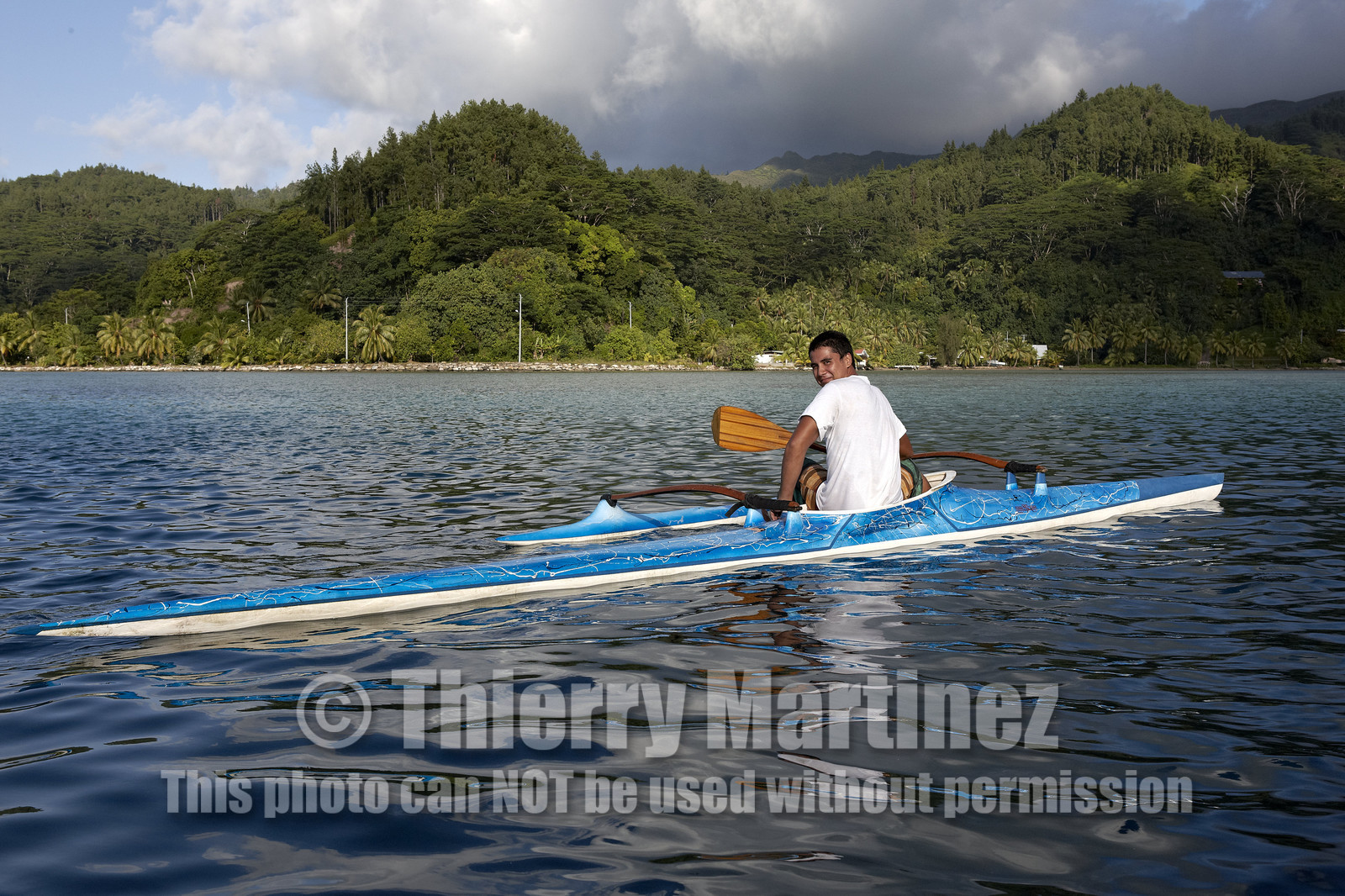 15_025170  ©ThMartinez Sea&Co.  RAIATEA - ILES SOUS LE VENT. POLYNESIE FRANCAISE .  2 Février 2015. ..Jeunes tahitiens pratiquant des sports nautiques dan sle lagon de Raiatea