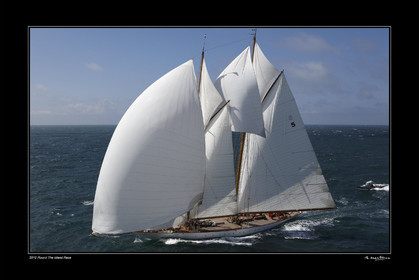 Photo disponible en tirage photo Fine Art,tirage original limités à 30 exemplaires.Chaque tirage est numéroté avec certificat d’authenticité signé.Pour choisir le format et support merci d'utiliser le caddie à coté de la photo.Formats disponibles : Tirage sur papier ( tirage seul) :  30x45 cm   40x60 cm  60x90 cm. Vous pouvez choisir le tirage avec un fond blanc ou noir , à votre convenance. Tirage sur papier contrecollé sur Dibond ( pas de bord blanc ou noir autour de l'image), avec système d'attache au dos:  30x45 cm   40x60 cm  50x75 cm  80x120cm.Tirage sur toile ( Canvas) monté sur chassis bois (pas de bord blanc ou noir autour de l'image), avec système d'attache au dos :  50x75 cm  80x120cm.Expédition ( Dans le monde entier): Colissimo (assurance) avec signature à réception. 48h pour la France métropolitaine.Il est possible de récupérer les tirages à La Galerie du Golfe (sans frais d'expèdition).Conditionnement tirages seuls: tube cylindrique renforcé + boite.