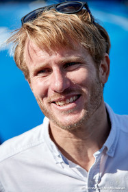 Baptême du trimaran ULTIM de François Gabart « SVR-LAZARIGUE » par Mélanie Laurent à Concarneau.