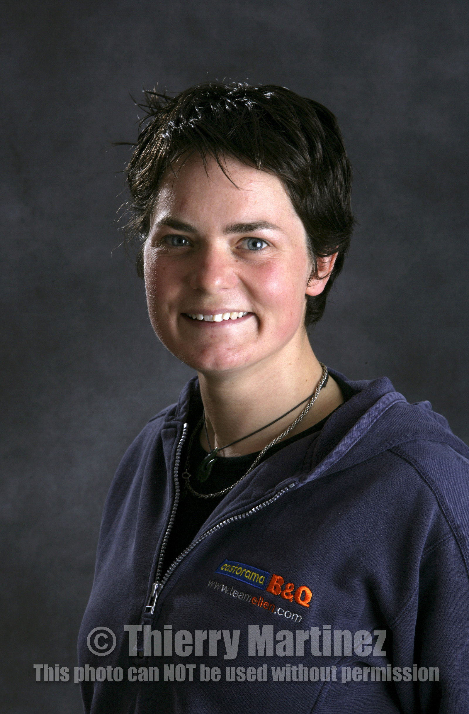 Ellen MacArthur Solo round the world record , finish(FRA)