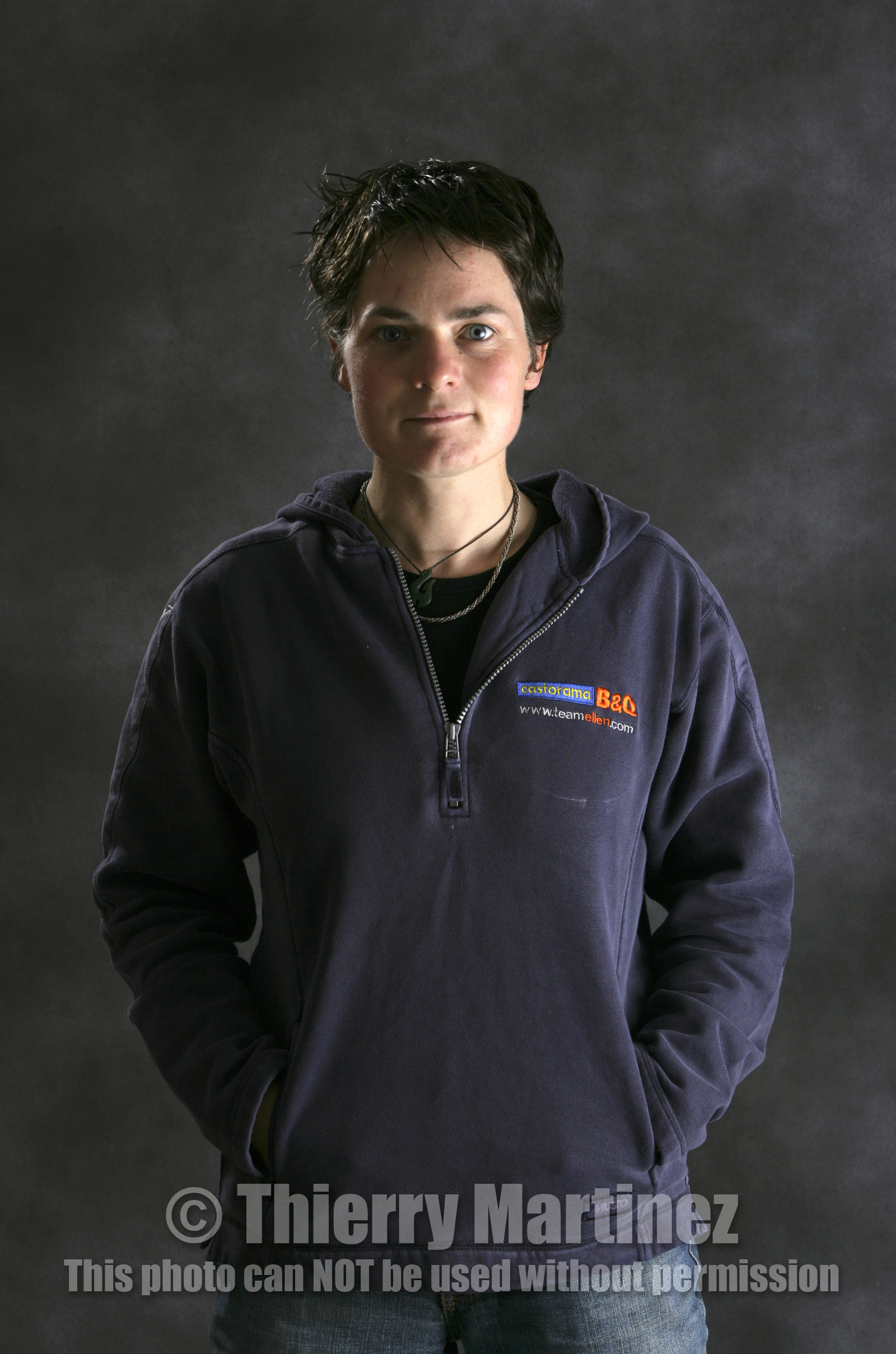 Ellen MacArthur Solo round the world record , finish(FRA)