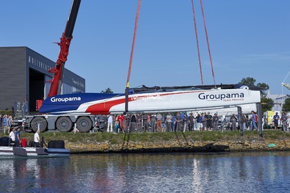16_32019  ©Th.Martinez Sea&Co.   VANNES - FRANCE. 7 Juillet  2016. .America's Cup. Mise à l'eau de l'AC45 Turbo de Team France, à Vannes (FRA) au chantier Multiplast.
