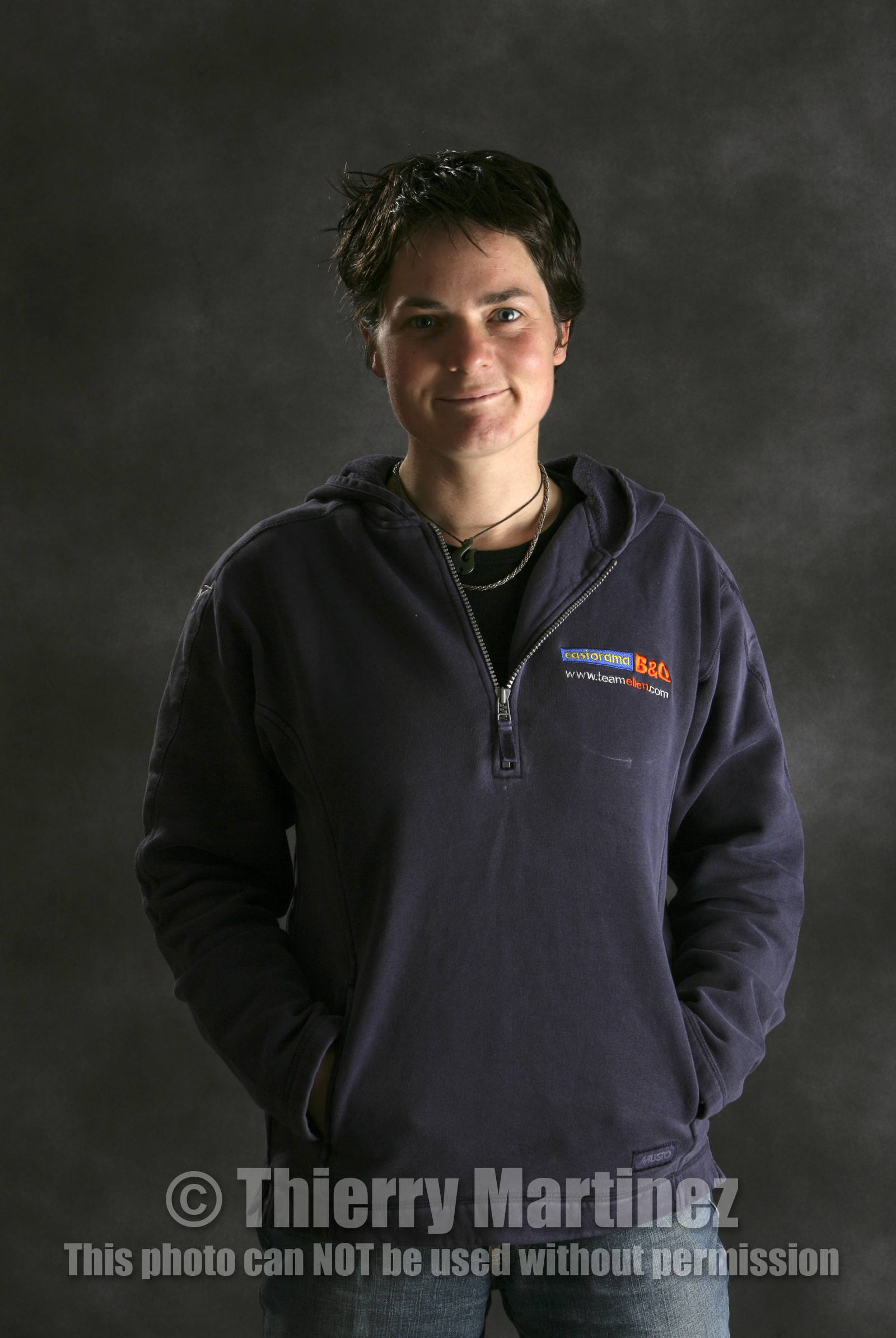 Ellen MacArthur Solo round the world record , finish(FRA)