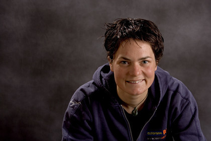 Ellen MacArthur Solo round the world record , finish(FRA)