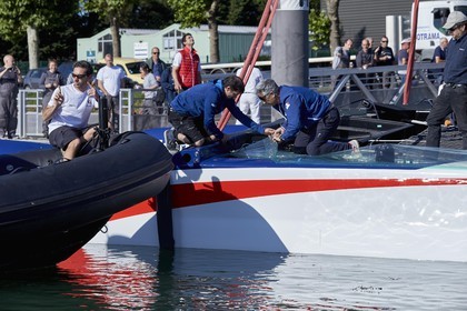 16_32028  ©Th.Martinez Sea&Co.   VANNES - FRANCE. 7 Juillet  2016. .America's Cup. Mise à l'eau de l'AC45 Turbo de Team France, à Vannes (FRA) au chantier Multiplast.