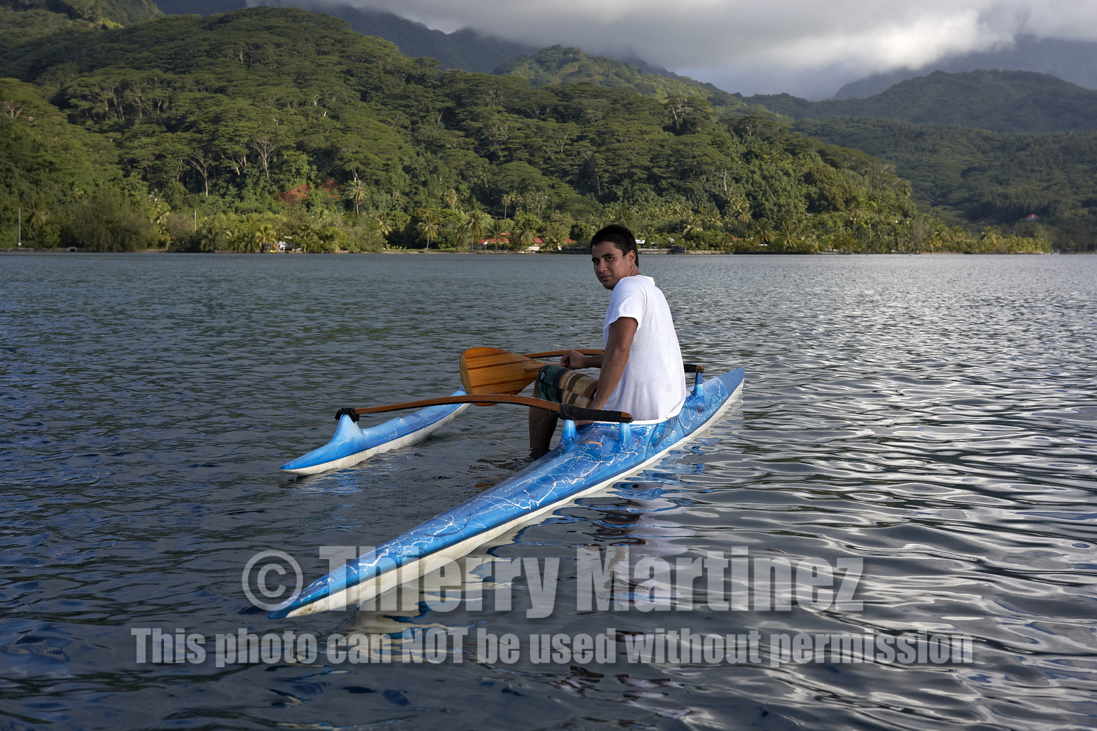 15_025166  ©ThMartinez Sea&Co.  RAIATEA - ILES SOUS LE VENT. POLYNESIE FRANCAISE .  2 Février 2015. ..Jeunes tahitiens pratiquant des sports nautiques dan sle lagon de Raiatea