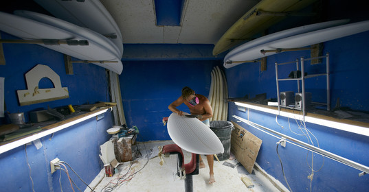 SHAPING A SURF BOARD.  NORTH SHORE (North Shore - Oahu Island - Hawaii-USA)