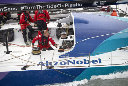 THM-17_062225_team AkzoNobel