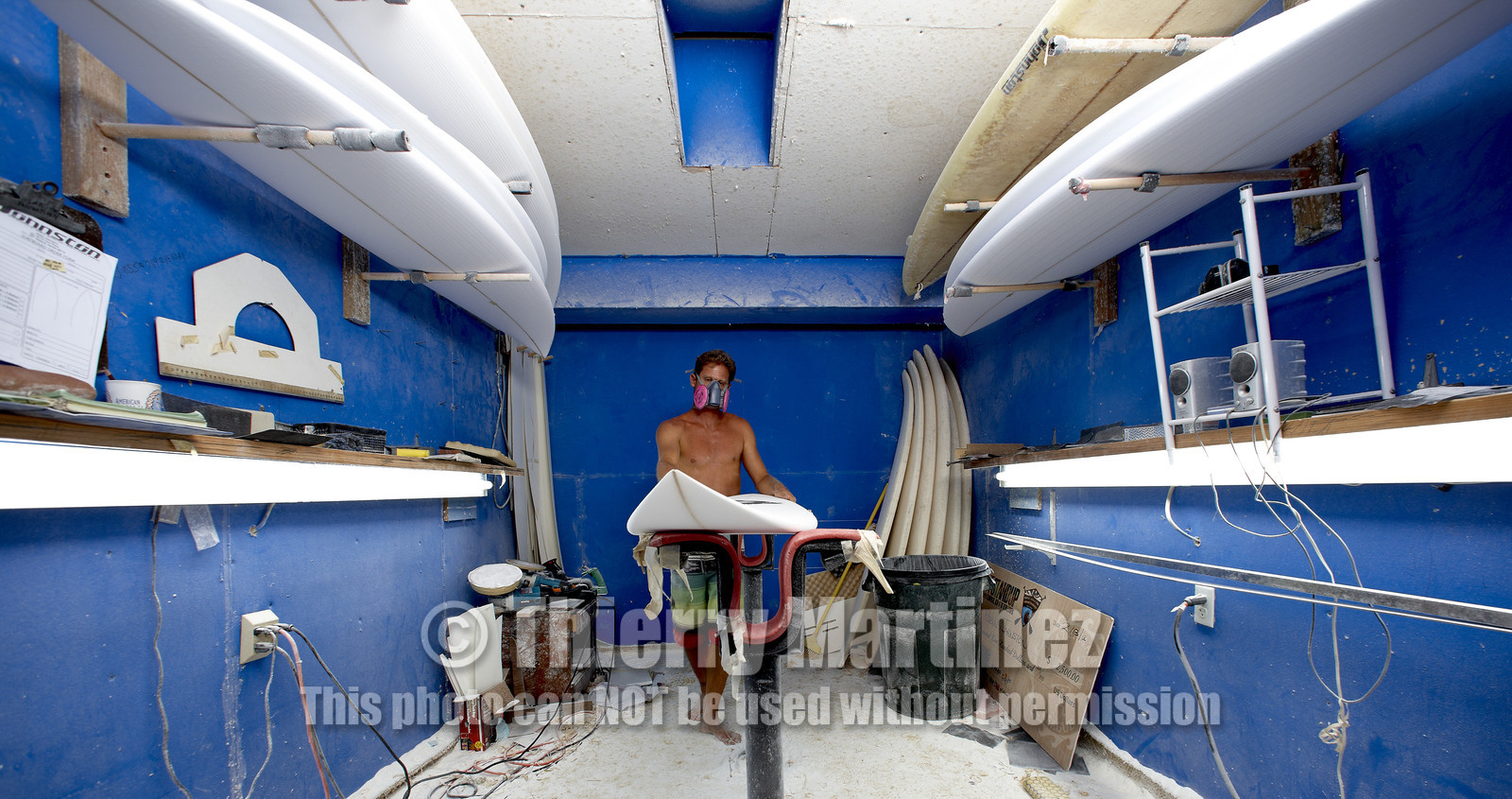 SHAPING A SURF BOARD.  NORTH SHORE (North Shore - Oahu Island - Hawaii-USA)