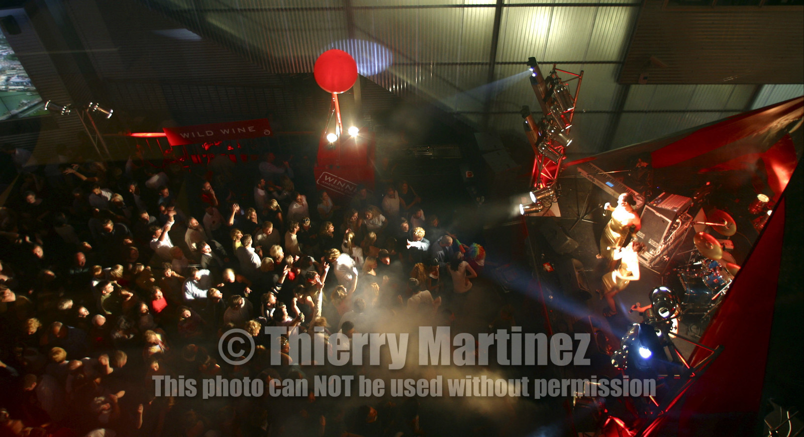03_1500D ©Th.MartinezAuckland (NZ) . America's Cup 2003. 2nd March 2003. Winning party at Alinghi base..Alinghi Team winner of America's Cup 2003...