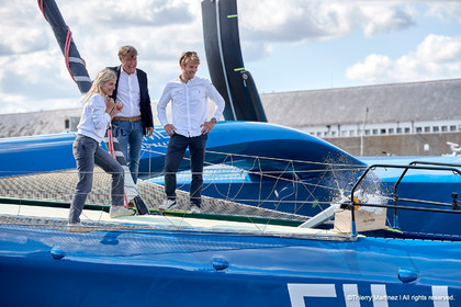 Baptême du trimaran ULTIM de François Gabart « SVR-LAZARIGUE » par Mélanie Laurent à Concarneau.