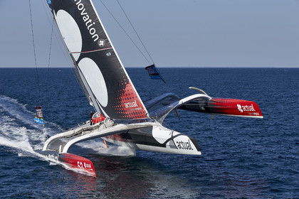 1ere images aériennes du trimaran Ultim ACTUAL  ,Yves Le Blevec skipper.