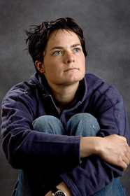 Ellen MacArthur Solo round the world record , finish(FRA)