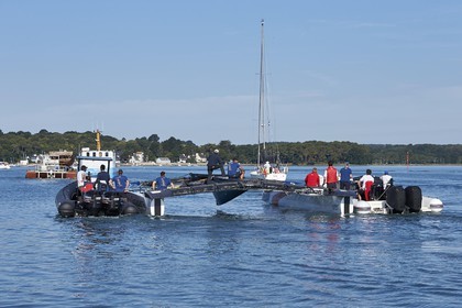16_32038  ©Th.Martinez Sea&Co.   VANNES - FRANCE. 7 Juillet  2016. .America's Cup. Mise à l'eau de l'AC45 Turbo de Team France, à Vannes (FRA) au chantier Multiplast.