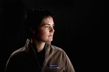 Ellen MacArthur Solo round the world record , finish(FRA)