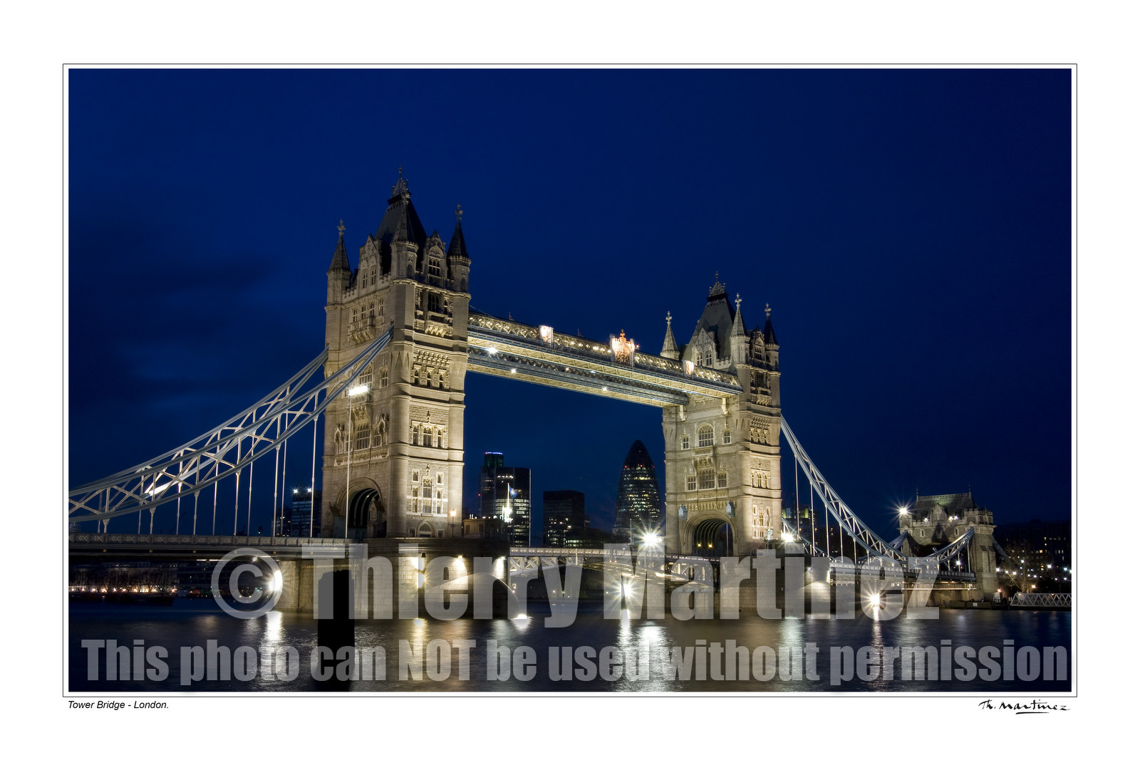 Photo disponible en tirage photo Fine Art,tirage original limités à 30 exemplaires.Chaque tirage est numéroté avec certificat d’authenticité signé.Pour choisir le format et support merci d'utiliser le caddie à coté de la photo.Formats disponibles : Tirage sur papier ( tirage seul) :  30x45 cm   40x60 cm  60x90 cm. Vous pouvez choisir le tirage avec un fond blanc ou noir , à votre convenance. Tirage sur papier contrecollé sur Dibond ( pas de bord blanc ou noir autour de l'image), avec système d'attache au dos:  30x45 cm   40x60 cm  50x75 cm  80x120cm.Tirage sur toile ( Canvas) monté sur chassis bois (pas de bord blanc ou noir autour de l'image), avec système d'attache au dos :  50x75 cm  80x120cm.Expédition ( Dans le monde entier): Colissimo (assurance) avec signature à réception. 48h pour la France métropolitaine.Il est possible de récupérer les tirages à La Galerie du Golfe (sans frais d'expèdition).Conditionnement tirages seuls: tube cylindrique renforcé + boite.