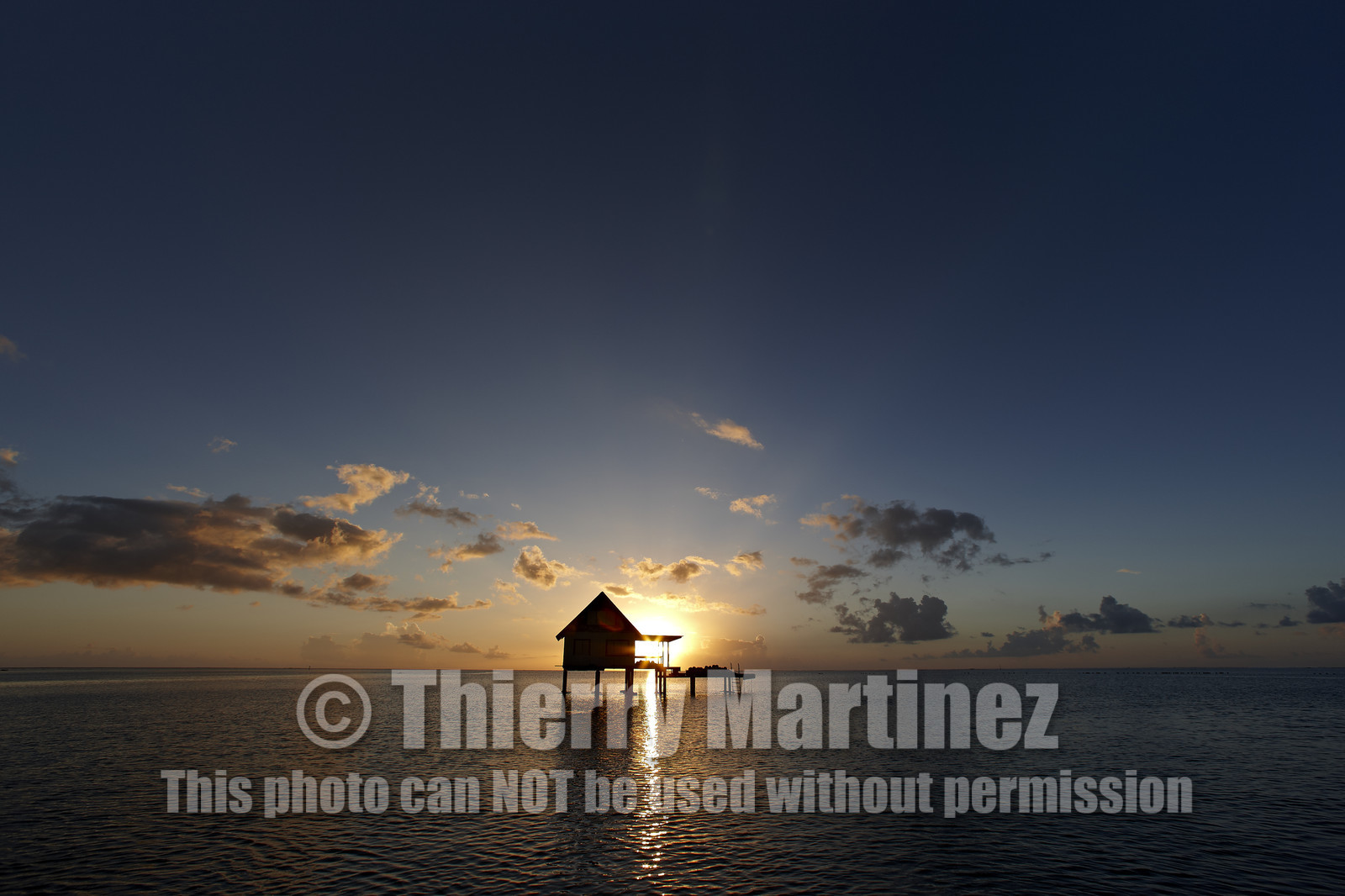 15_025408  ©ThMartinez Sea&Co.  RAIATEA - ILES SOUS LE VENT. POLYNESIE FRANCAISE .  2 Février 2015. ..Ferme perliere dans le lagon de Raiatea au couché du soleil.