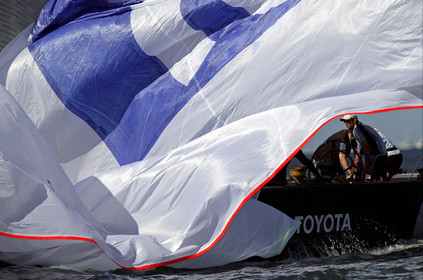 03_0210D ©Th.Martinez - Auckland (NZ) . America's Cup 2003. 18th February 2003. Day 2..Alinghi (SUI 64) vs Team NZ (NZL 82) .Hammish Pepper (Tactician) behing the spinnaker droping down by NZL 82 crew...