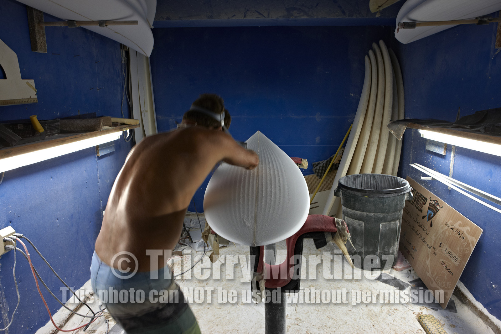 SHAPING A SURF BOARD.  NORTH SHORE (North Shore - Oahu Island - Hawaii-USA)
