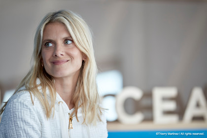 Baptême du trimaran ULTIM de François Gabart « SVR-LAZARIGUE » par Mélanie Laurent à Concarneau.