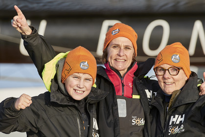 Single-handed sailing round the world record .