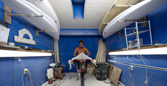 SHAPING A SURF BOARD.  NORTH SHORE (North Shore - Oahu Island - Hawaii-USA)