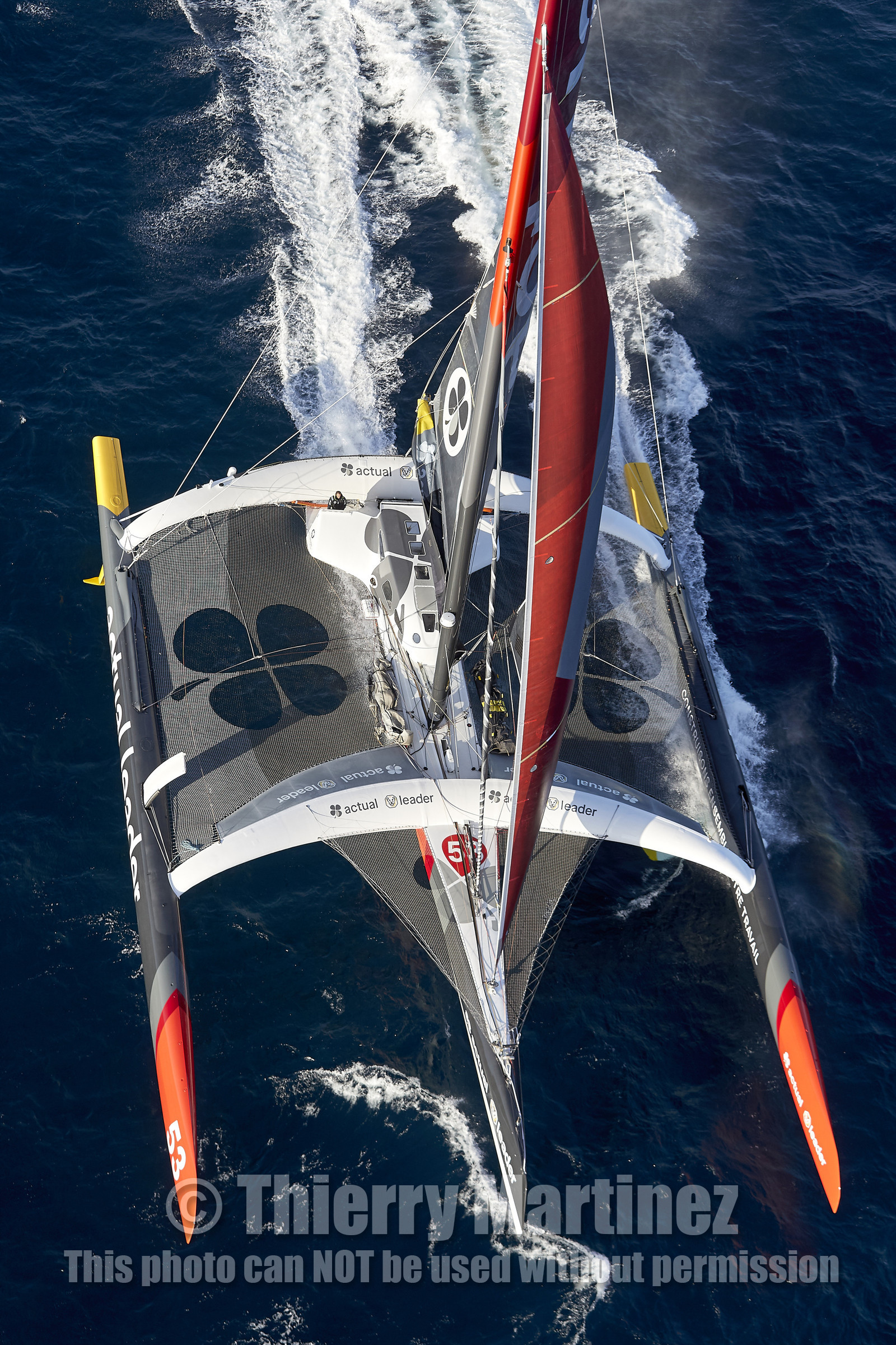 « ULTIM ACTUAL LEADER , Skipper Yves Le Blevec.