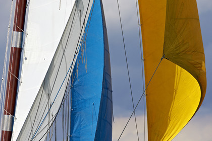Langoustier  KROG E BARZ sous voile dans le golfe du Morbihan.