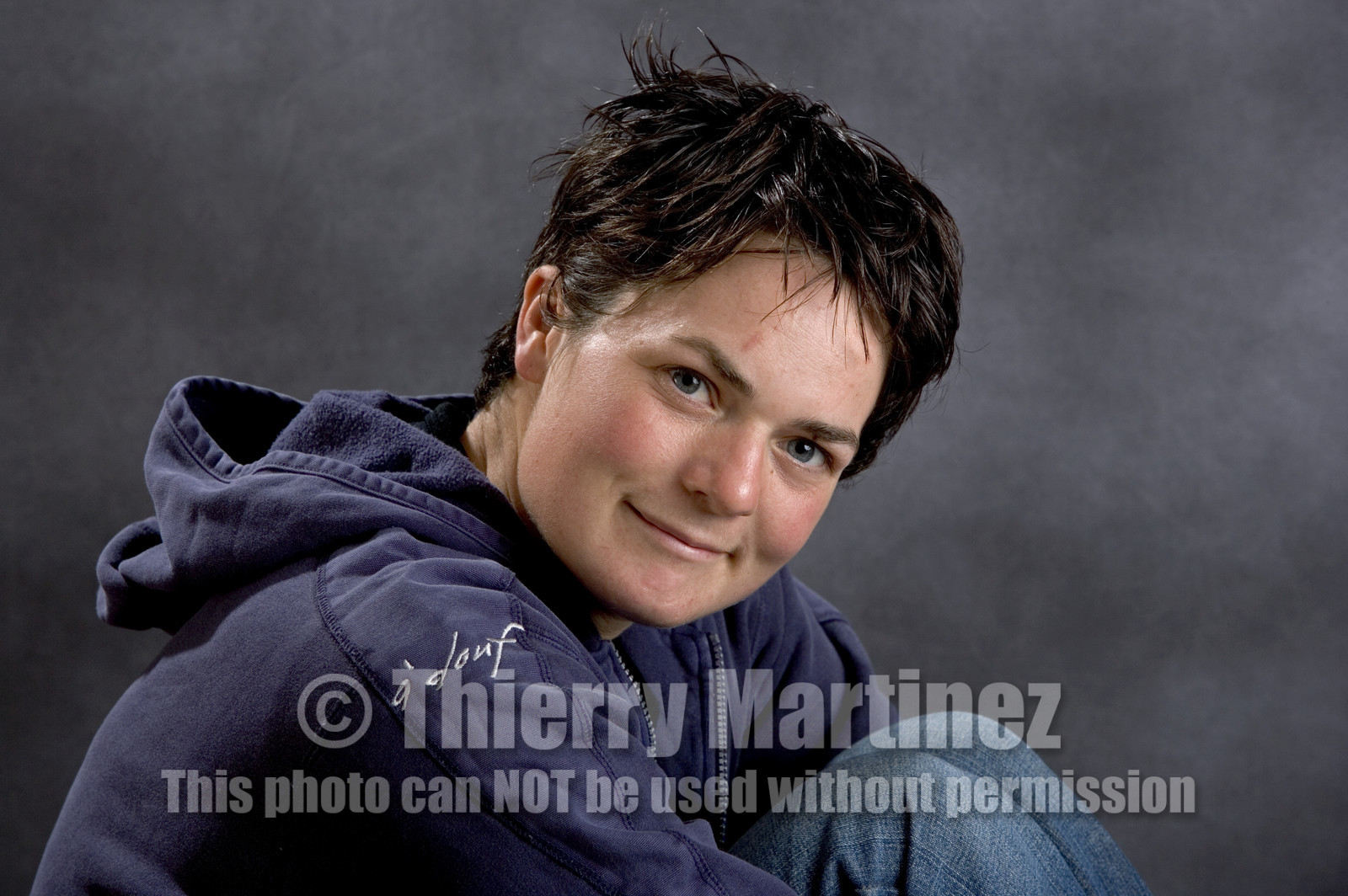 Ellen MacArthur Solo round the world record , finish(FRA)