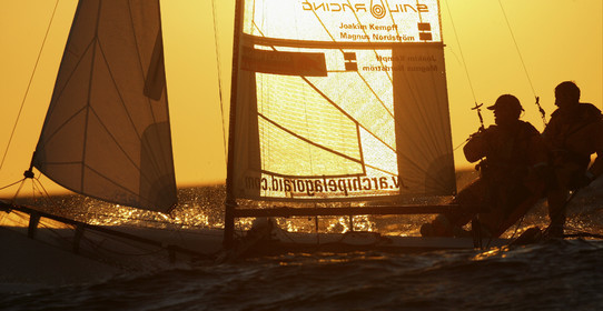 03_3250D © Th.Martinez,STOCKHOLM ARCHIPELAGO SWEDEN, 10 07 03-Archipelago Raid (2003)  Day 3..Team NOKIA-Kempff  Magnus Nordstrom (SWE)& Joakim Kempff (SWE) sailing in sunset light on the way back from Finland to Sweden.