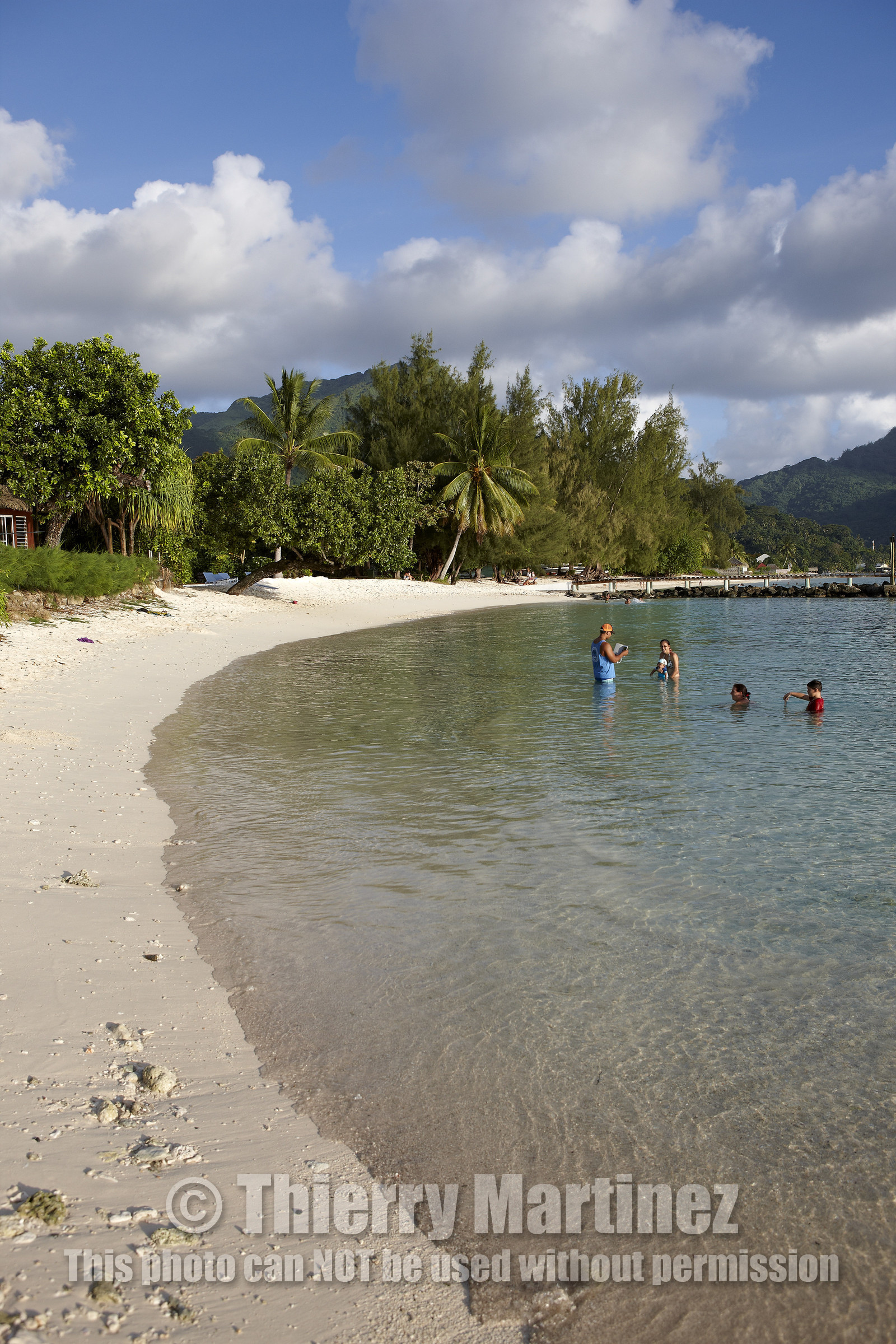 15_023645  ©ThMartinez Sea&Co.  HUAHINE - ILES SOUS LE VENT. POLYNESIE FRANCAISE . 31 January 2015. .Village de FARE.