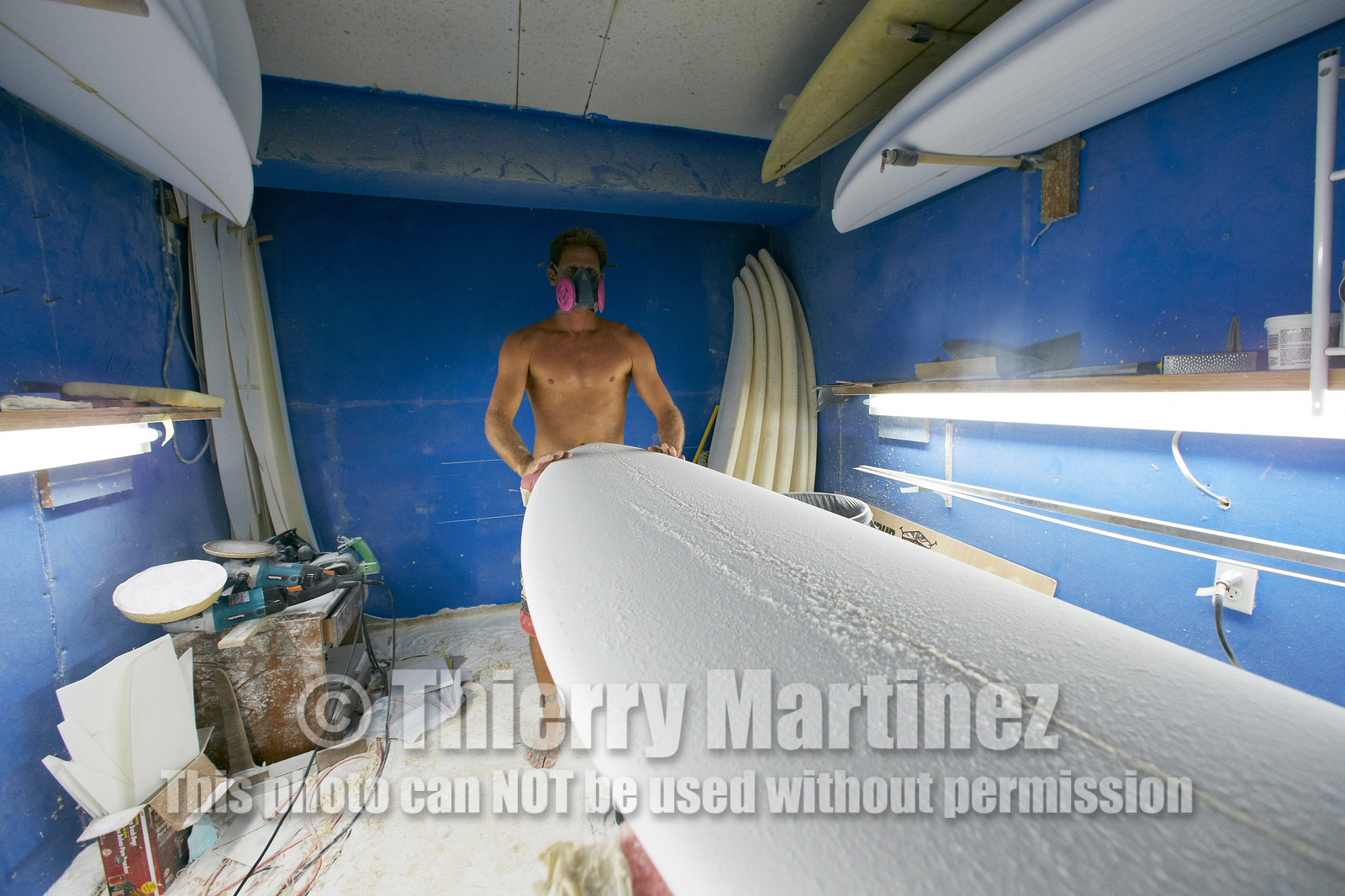 SHAPING A SURF BOARD.  NORTH SHORE (North Shore - Oahu Island - Hawaii-USA)