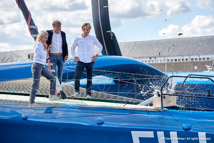 Baptême du trimaran ULTIM de François Gabart « SVR-LAZARIGUE » par Mélanie Laurent à Concarneau.