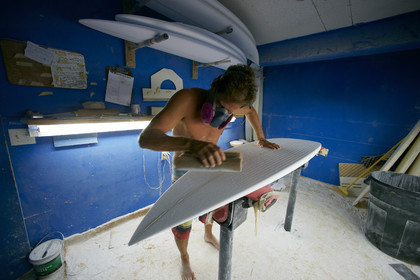 SHAPING A SURF BOARD.  NORTH SHORE (North Shore - Oahu Island - Hawaii-USA)