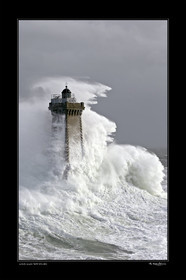 Photo disponible en tirage photo Fine Art,tirage original limités à 30 exemplaires.Chaque tirage est numéroté avec certificat d’authenticité signé.Pour choisir le format et support merci d'utiliser le caddie à coté de la photo.Formats disponibles : Tirage sur papier ( tirage seul) :  30x45 cm   40x60 cm  60x90 cm. Vous pouvez choisir le tirage avec un fond blanc ou noir , à votre convenance. Tirage sur papier contrecollé sur Dibond ( pas de bord blanc ou noir autour de l'image), avec système d'attache au dos:  30x45 cm   40x60 cm  50x75 cm  80x120cm.Tirage sur toile ( Canvas) monté sur chassis bois (pas de bord blanc ou noir autour de l'image), avec système d'attache au dos :  50x75 cm  80x120cm.Expédition ( Dans le monde entier): Colissimo (assurance) avec signature à réception. 48h pour la France métropolitaine.Il est possible de récupérer les tirages à La Galerie du Golfe (sans frais d'expèdition).Conditionnement tirages seuls: tube cylindrique renforcé + boite.