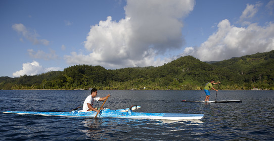 15_025218  ©ThMartinez Sea&Co.  RAIATEA - ILES SOUS LE VENT. POLYNESIE FRANCAISE .  2 Février 2015. ..Jeunes tahitiens pratiquant des sports nautiques dan sle lagon de Raiatea