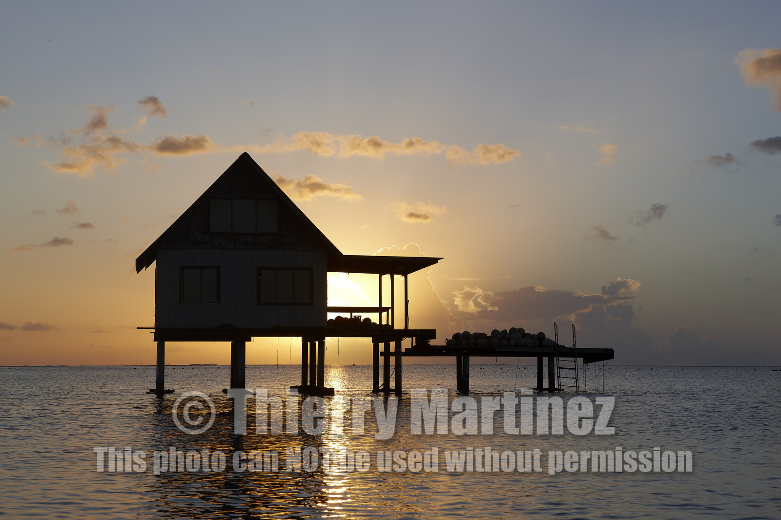 15_025466  ©ThMartinez Sea&Co.  RAIATEA - ILES SOUS LE VENT. POLYNESIE FRANCAISE .  2 Février 2015. ..Ferme perliere dans le lagon de Raiatea au couché du soleil.