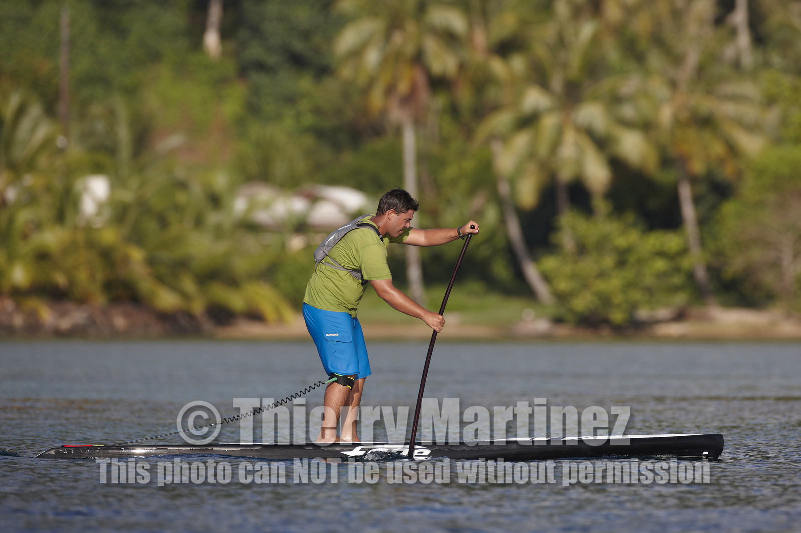 15_025244  ©ThMartinez Sea&Co.  RAIATEA - ILES SOUS LE VENT. POLYNESIE FRANCAISE .  2 Février 2015. ..Jeunes tahitiens pratiquant des sports nautiques dan sle lagon de Raiatea