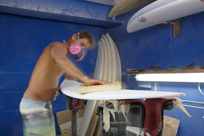 SHAPING A SURF BOARD.  NORTH SHORE (North Shore - Oahu Island - Hawaii-USA)